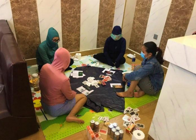 Quảng Bình bắt quả tang 4 phụ nữ thuê khách sạn đánh bạc - 1