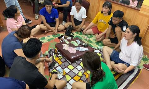 Bắt vụ đánh bạc có nhiều cán bộ tham gia - 1