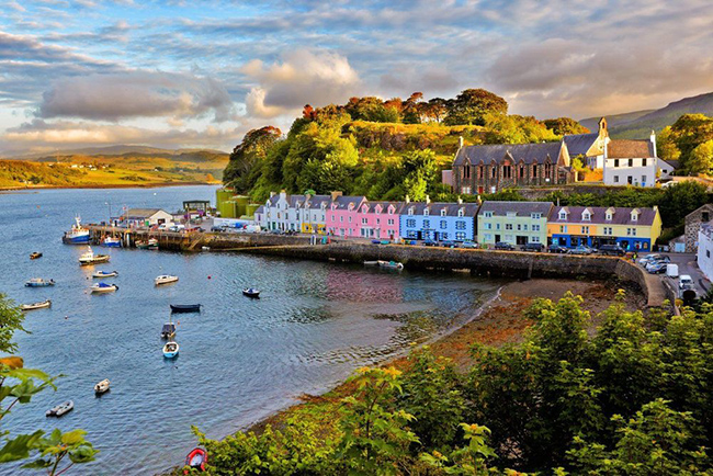 Portree, Inner Hebrides: Portree là một trong những cảng hấp dẫn nhất ở Scotland. Bến cảng này có rất nhiều thuyền đánh cá với các ngôi nhà nhiều màu sắc và những nhà hàng ngon tuyệt vời. Portree cũng là nơi tổ chức lễ hội Skye Live hằng năm đầy sôi động với các ban nhạc trong nước và quốc tế.
