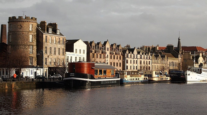Chiếc iPhone "du lịch" 1 năm dưới sông Edinburgh bất ngờ quay về với chủ - 1