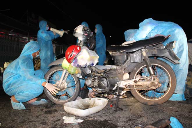 Thợ cắt tóc, xe ôm công nghệ… xuyên đêm sửa xe miễn phí cho người dân về quê chống dịch - 2