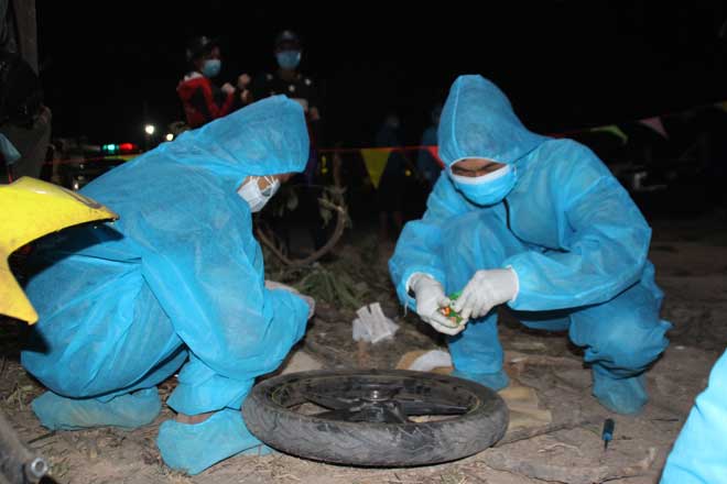 Thợ cắt tóc, xe ôm công nghệ… xuyên đêm sửa xe miễn phí cho người dân về quê chống dịch - 3