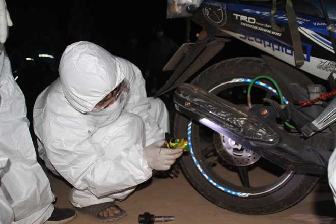 Thợ cắt tóc, xe ôm công nghệ… xuyên đêm sửa xe miễn phí cho người dân về quê chống dịch - 5