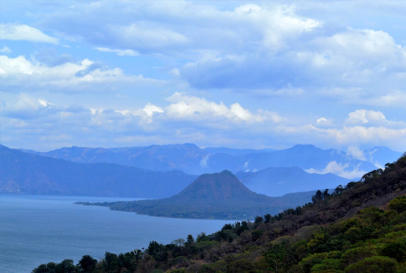 Khám phá vẻ đẹp ấn tượng của hồ núi lửa thuộc top đẹp nhất thế giới - 1