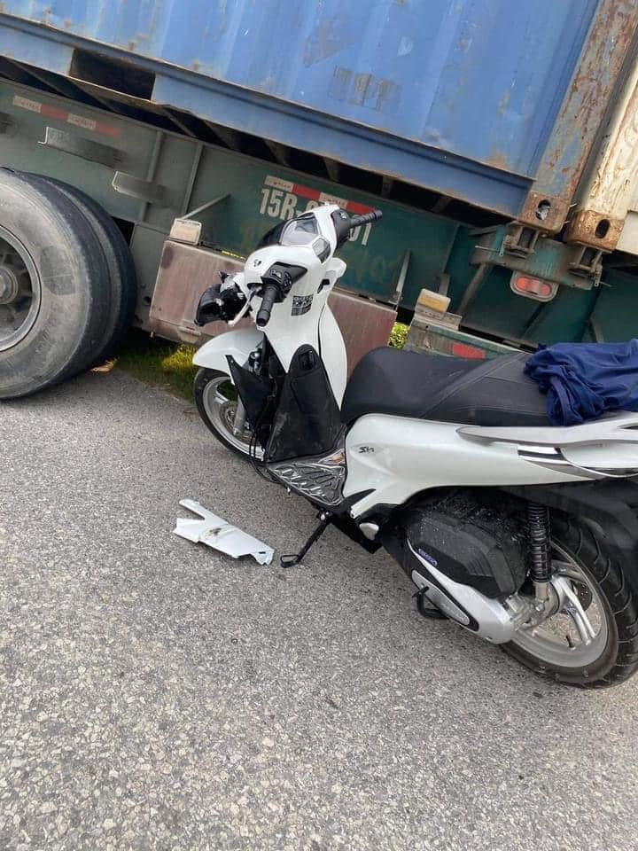 Clip: 2 cô gái đi xe SH bẻ lái lao ra đường như tự sát khiến xe container phi đầu xuống ao - 2