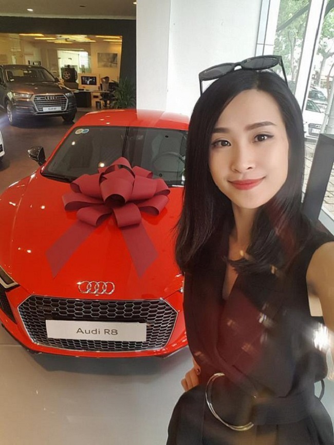 Cách đây vài năm, Đông Nhi đã tự tậu cho mình một xe Audi A7 trị giá 3,5 tỷ đồng. Đây là chiếc xe Audi A7 duy nhất có mặt tại Việt Nam thời điểm đó. Đến đầu năm 2017, Đông Nhi tiếp tục có thêm một chiếc xế hộp màu đỏ trị giá 13 tỷ đồng.
