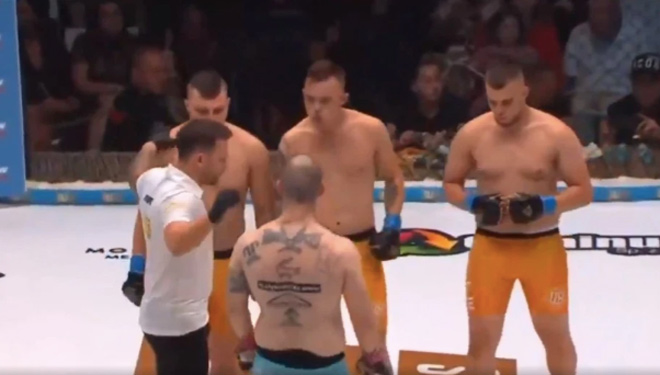 3 võ sĩ MMA lao vào đấm knock-out 1 đối thủ, đánh xong dựng dậy vỗ về - 1