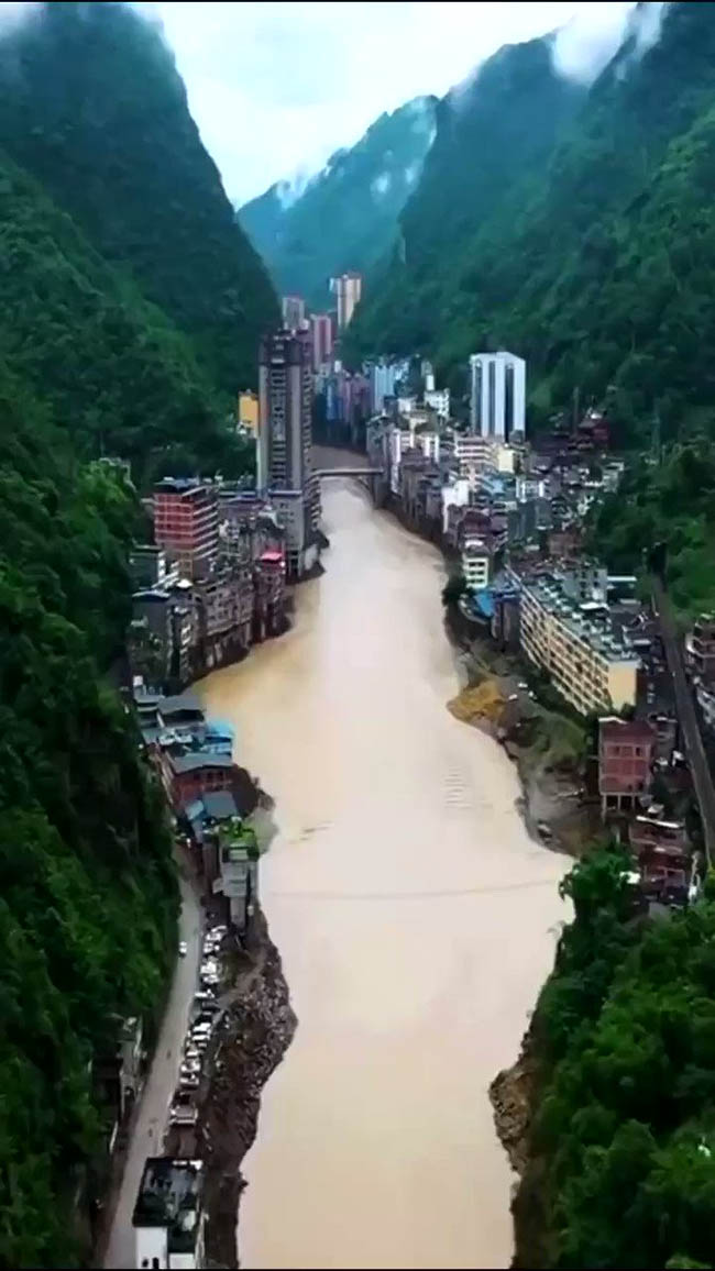 “Thành phố” hẹp nhất thế giới, nằm ở giữa sông và núi, cảnh tượng rất ngoạn mục - 3