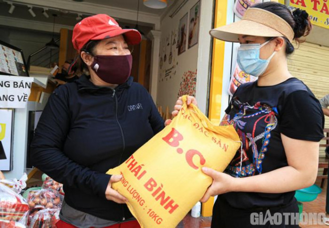 Hà Nội: Người lao động bật khóc khi nhận gạo, trứng giữa ngày giãn cách XH - 2