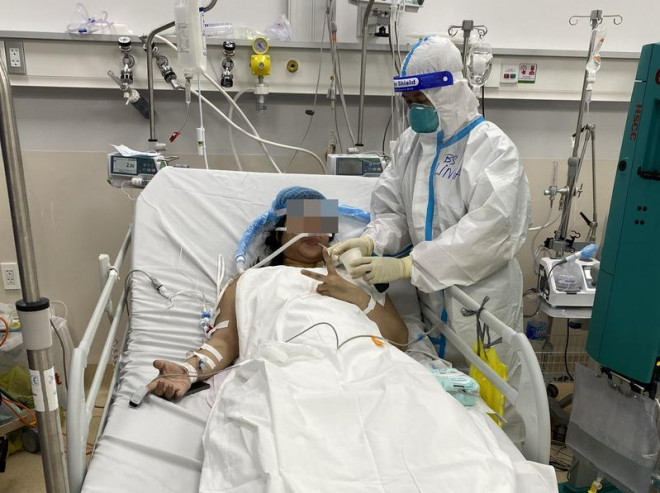 Cuộc chạy đua giữa đêm cứu nữ bác sĩ mắc COVID-19 ‘mẹ tròn con vuông’ - 2