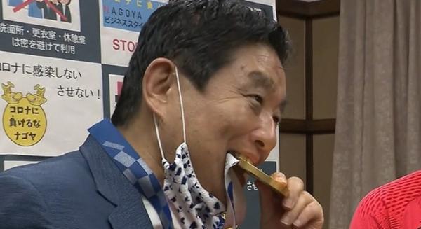 A Japanese mayor bitten the gold medal won by an athlete at the Tokyo Olympics, heavily criticized - 1