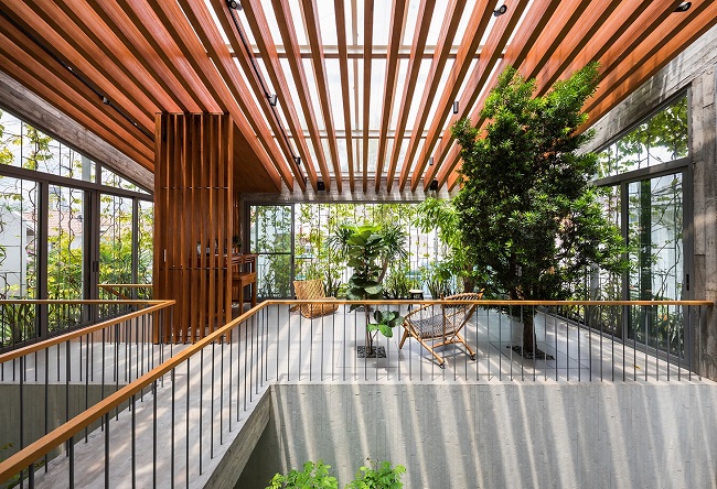 Kiến trúc sư Võ Trọng Nghĩa và cộng sự muốn tiếp tục phát huy lợi thế này với việc thiết kế ngôi nhà trở thành một phần mở rộng của môi trường bằng cách tích hợp màu xanh của công viên vào không gian bên trong ngôi nhà. (Ảnh: Hiroyuki Oki)
