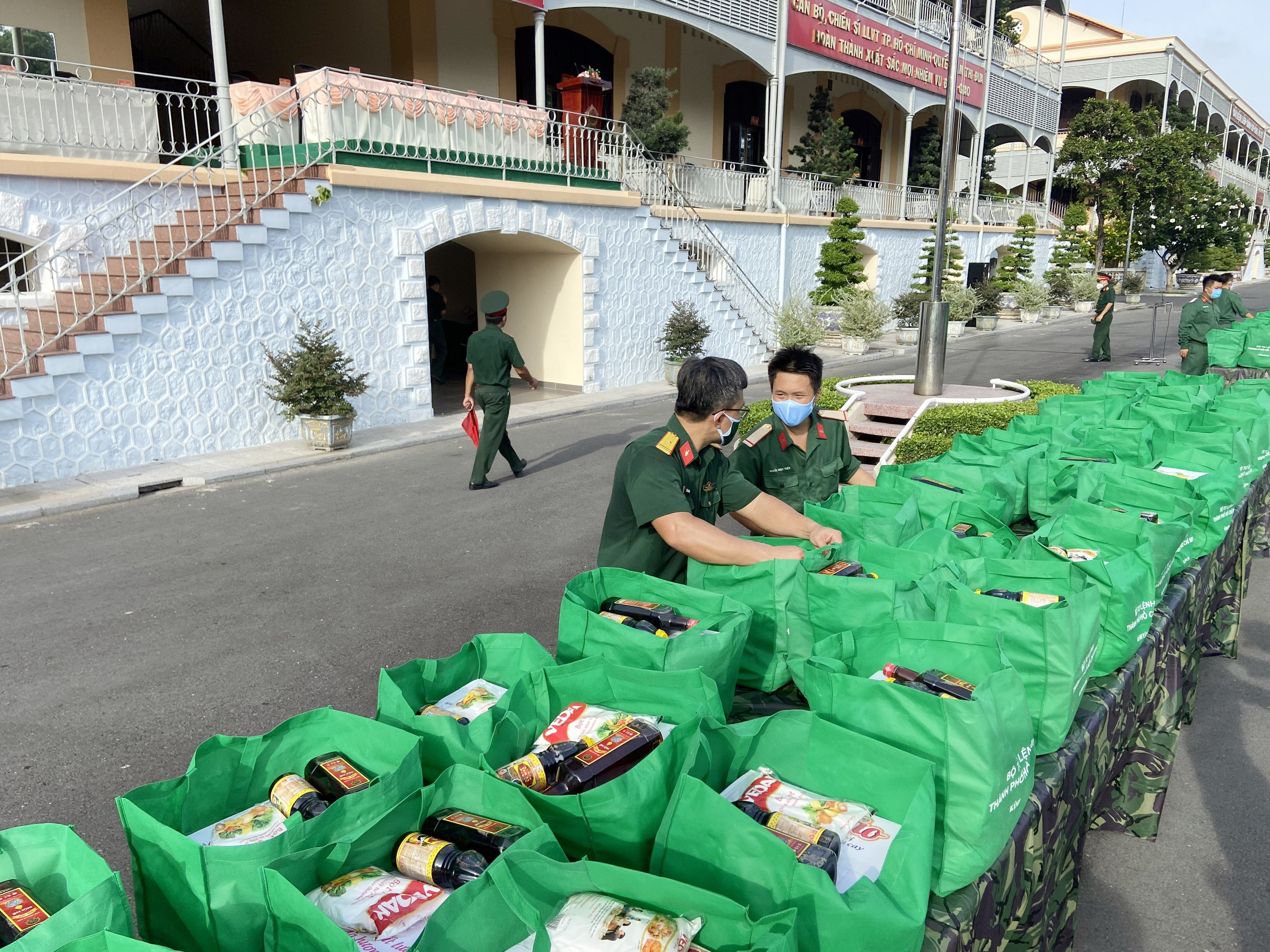Bộ Tư lệnh TP.HCM trao 100.000 phần quà cho người dân khó khăn - 5