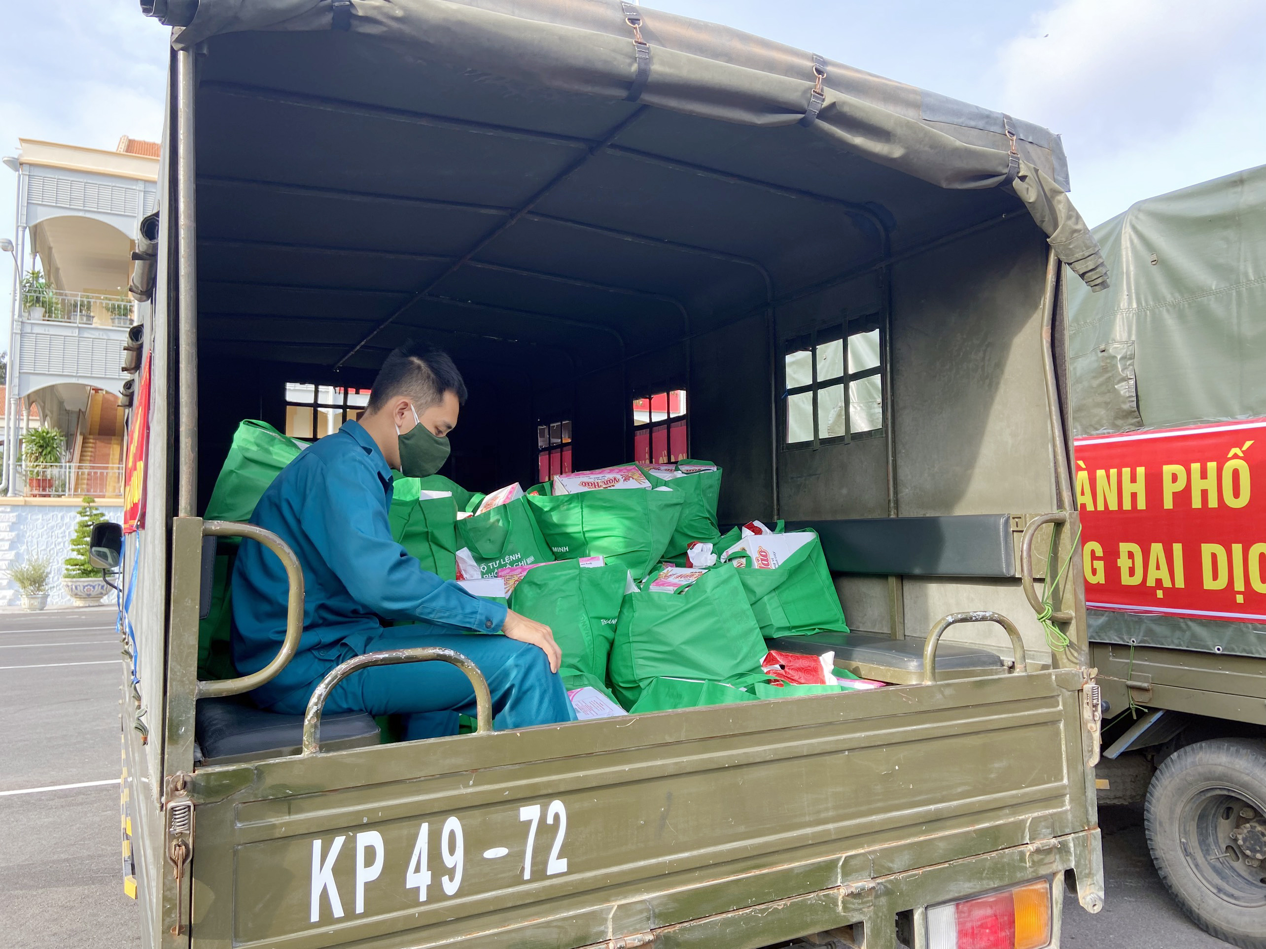Bộ Tư lệnh TP.HCM trao 100.000 phần quà cho người dân khó khăn - 8