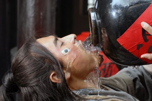 Sự thật về loại bình đựng rượu và bát thuốc đen ngòm trong phim Hoa ngữ - 1