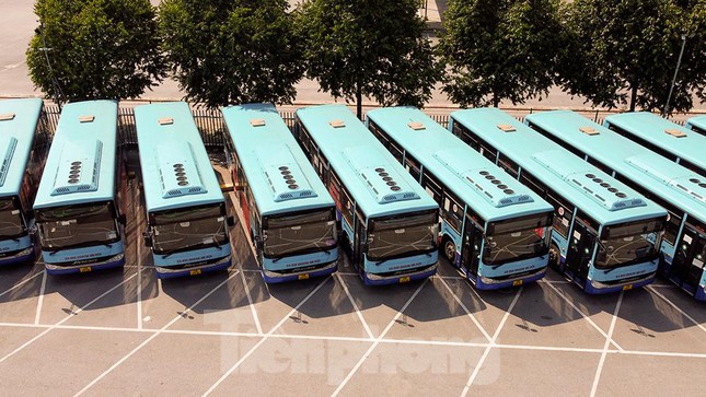 Hà Nội giãn cách, hàng trăm xe buýt 'ngủ la liệt' trong bến - 3