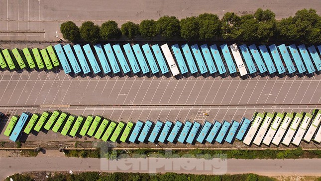 Hà Nội giãn cách, hàng trăm xe buýt 'ngủ la liệt' trong bến - 4