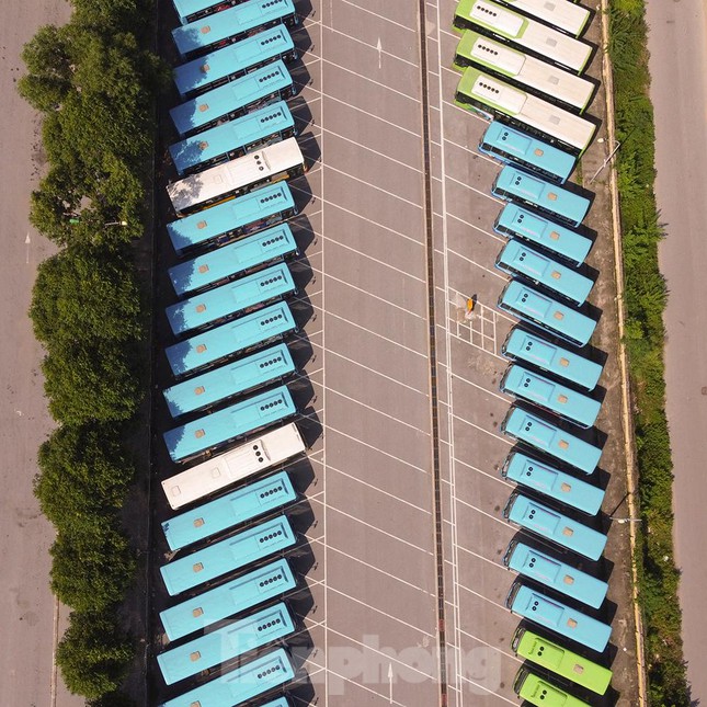 Hà Nội giãn cách, hàng trăm xe buýt 'ngủ la liệt' trong bến - 5