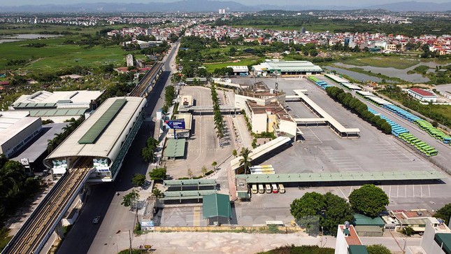 Hà Nội giãn cách, hàng trăm xe buýt 'ngủ la liệt' trong bến - 6