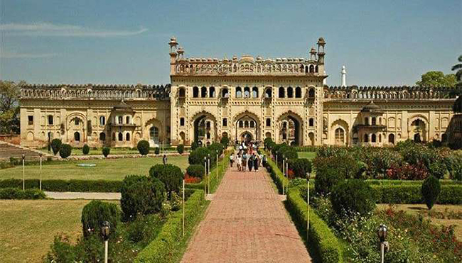 Bara Imambara, Cung điện bất chấp trọng lực: Là một công trình kiến trúc tuyệt đẹp của thế kỷ 18, Bara Imambara là một trong những địa điểm lịch sử bí ẩn nhất ở Ấn Độ. Sảnh vòm trung tâm của cung điện dài khoảng 50m, cao gần 3 tầng nhưng không có bất kỳ cột hoặc dầm nào chống đỡ. 
