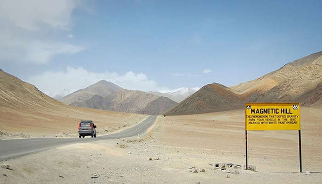 Đồi từ tính Leh, Ladakh: Những ngọn đồi đẹp mê hồn ở Ladakh là một trong những địa điểm tham quan khác thường nhất ở Ấn Độ. Các ô tô đều tự chạy lên đồi kể cả khi xe đã tắt máy. 
