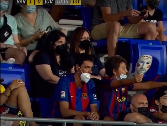 CĐV Barca hô vang tên Messi ở trận thắng tưng bừng trước Ronaldo - Juventus - 1