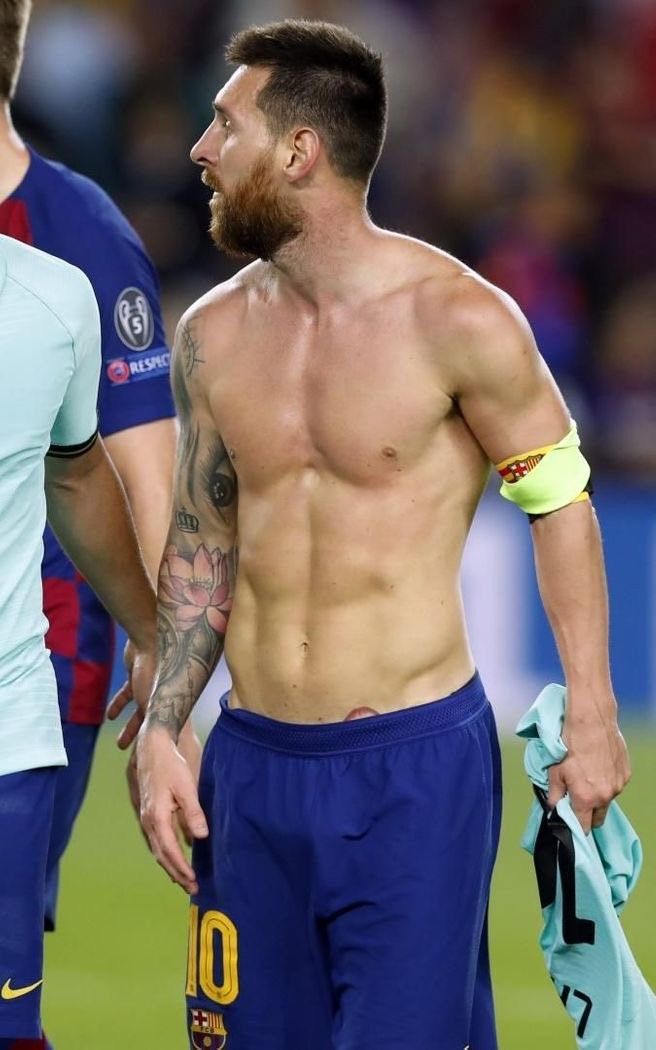 Messi &#34;không cao nhưng khiến người khác phải ngước nhìn&#34; nhờ body cường tráng - 2
