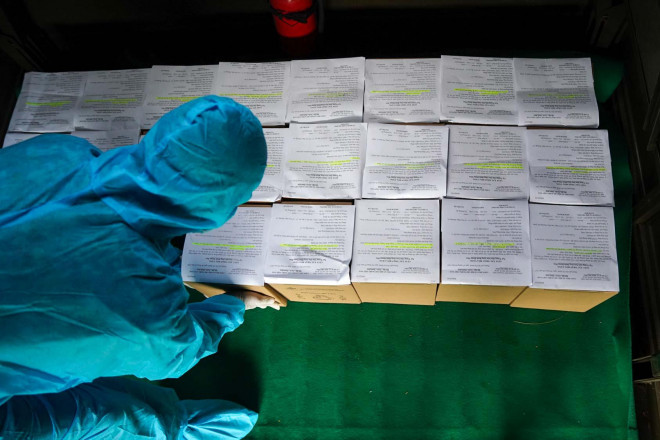 Cận cảnh hành trình đưa tro cốt người mất vì Covid-19 về nhà - 4