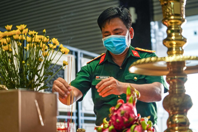 Cận cảnh hành trình đưa tro cốt người mất vì Covid-19 về nhà - 6