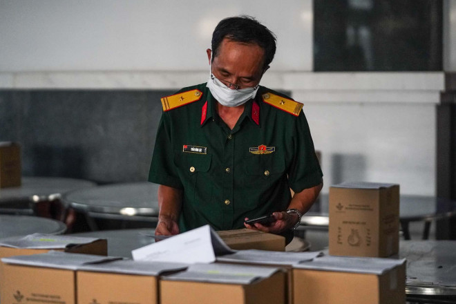 Cận cảnh hành trình đưa tro cốt người mất vì Covid-19 về nhà - 7