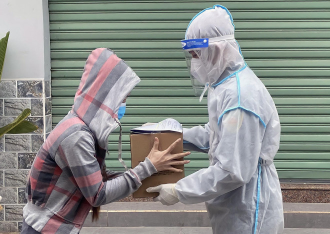 Cận cảnh hành trình đưa tro cốt người mất vì Covid-19 về nhà - 10