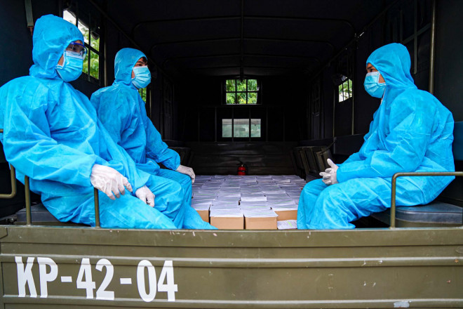 Cận cảnh hành trình đưa tro cốt người mất vì Covid-19 về nhà - 9