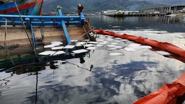 Liên tiếp chìm tàu sau khi cảng cá lớn nhất miền Trung phong tỏa - 5