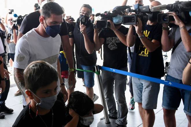 Cực nóng Messi CHÍNH THỨC đạt thỏa thuận gia nhập PSG, đã lên máy bay tới Paris - 3