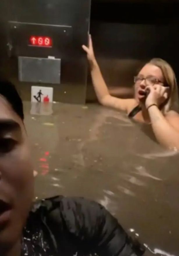 Mỹ: Ra khỏi nhà xem cảnh mưa lũ lớn, không ngờ nước dâng đến cổ trong thang máy - 1