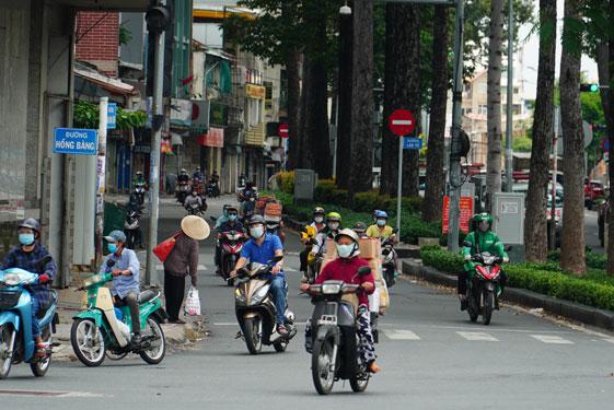 Vì sao đường phố TP HCM đông trở lại? - 2