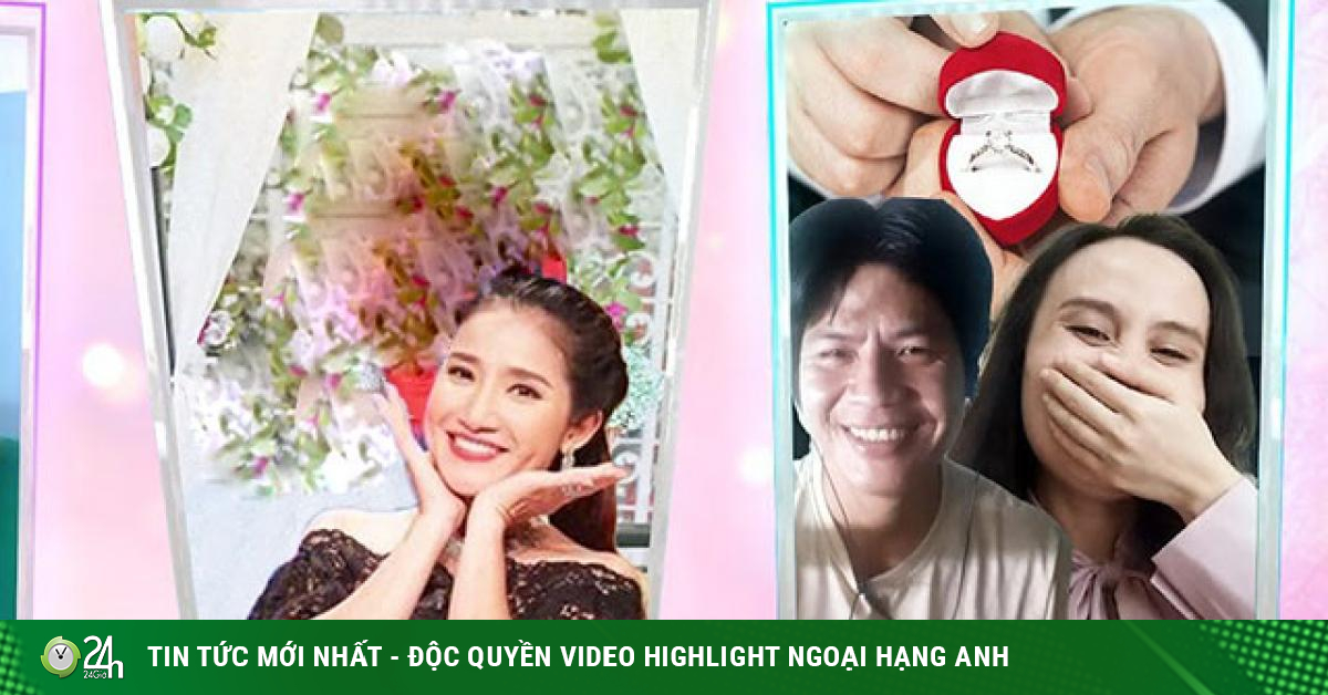 Gần 1 năm bấm nút hẹn hò, chàng trai bất ngờ cầu hôn khiến bạn gái khóc nức nở