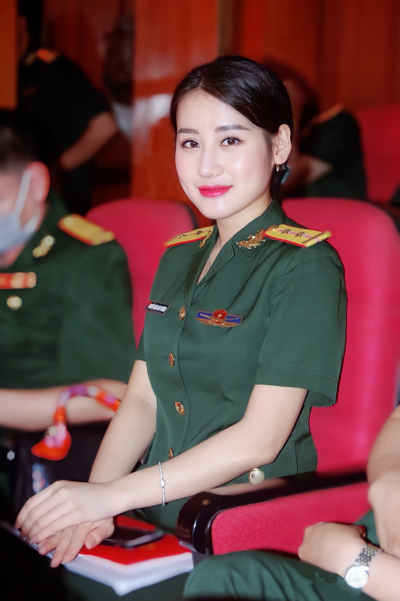 Nữ quân nhân Việt xinh đẹp như hoa hậu, giữ dáng nhờ \