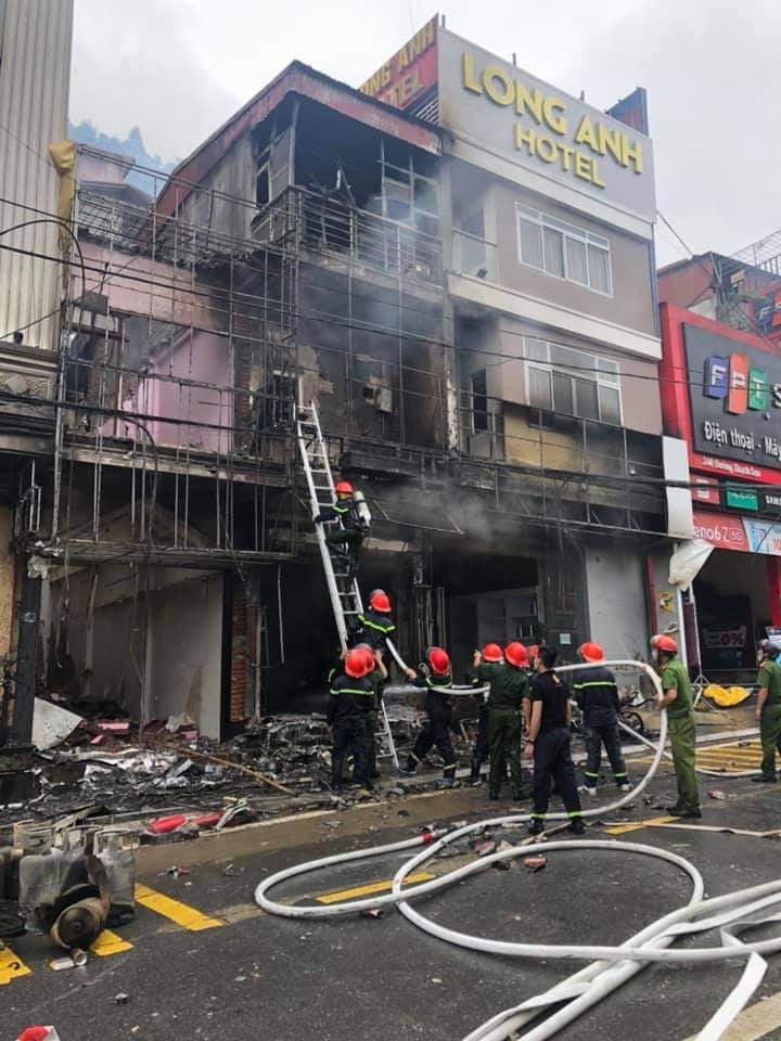 Cửa hàng gas bốc cháy dữ dội, nhiều tiếng nổ lớn phát ra - 2