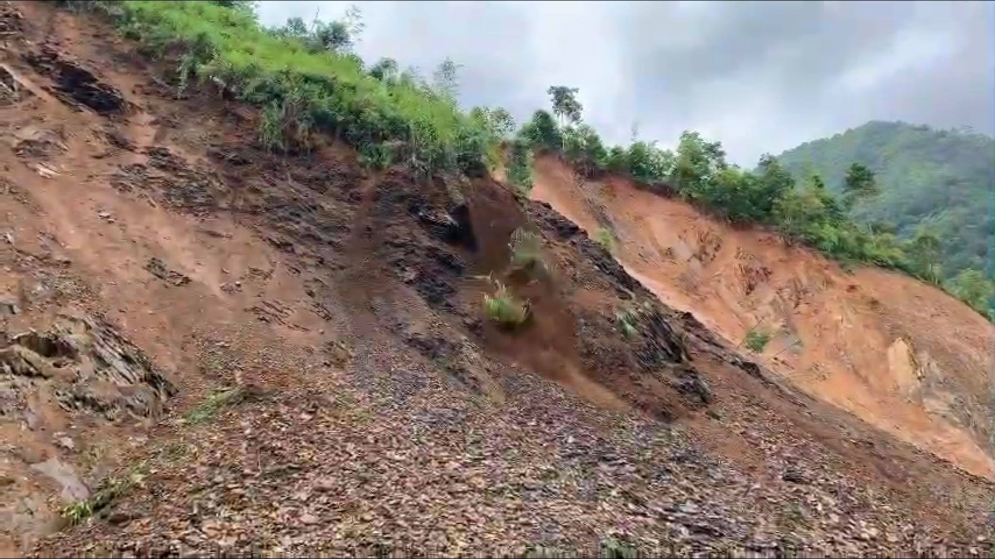 Hàng nghìn khối đất đá sạt lở chia cắt quốc lộ 4C, giao thông ùn tắc cục bộ - 2