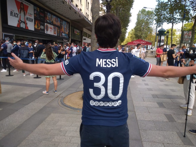 &#34;Cơn sốt&#34; Messi ở Paris hoa lệ: Áo đấu M30 giá đắt vẫn &#34;cháy hàng&#34; sau 20 phút - 1