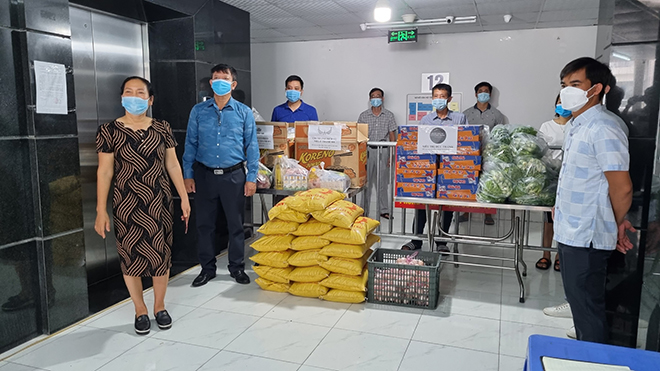 Trao quà hỗ trợ các hộ dân đang bị cách ly tại khu đô thị Thanh Hà, Cự Khê, Thanh Oai, Hà Nội - 1