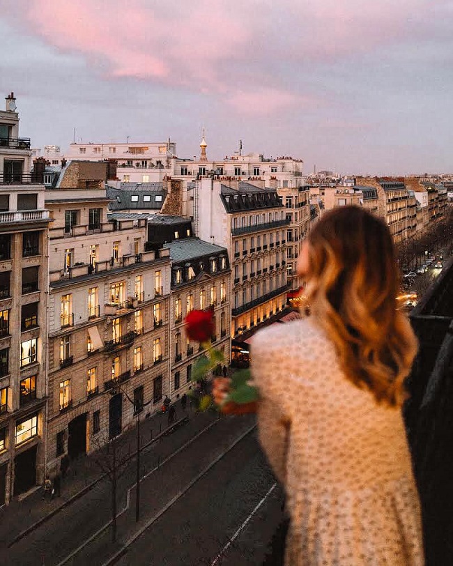 Với kiến trúc này, bạn có thể dễ dàng quan sát được tổng thể với kết cấu bao gồm nhiều ô cửa sổ và các khu vực ban công nhìn ra đại lộ tấp nập và đặc biệt là từ vị trí khách sạn tại Pháp, bạn có thể ngắm nhìn Khải Hoàn Môn – công trình lịch sử mang dấu ấn biểu tượng của thủ đô Paris vô cùng uy nghi, choáng ngợp. (Ảnh: Le Royal Monceau – Raffles Paris)
