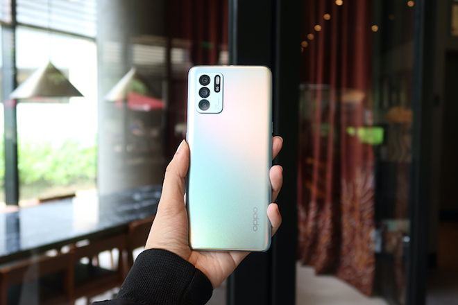 Những smartphone đáng mua nhất tháng 8 - 5