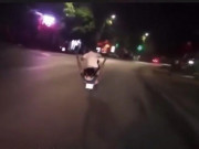 Video: Bốc đầu giữa đêm khuya, 2 "dân tổ lái" nhận cái kết đắng