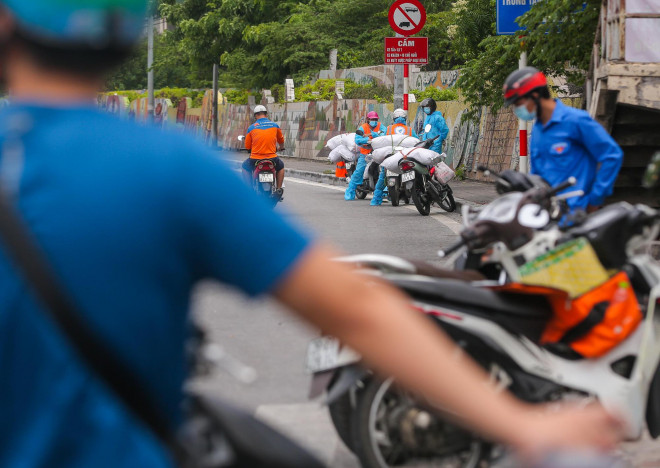 CLIP: Hết giờ tiếp tế ở phường Chương Dương, nhiều người dân ngậm ngùi khuân đồ về - 2