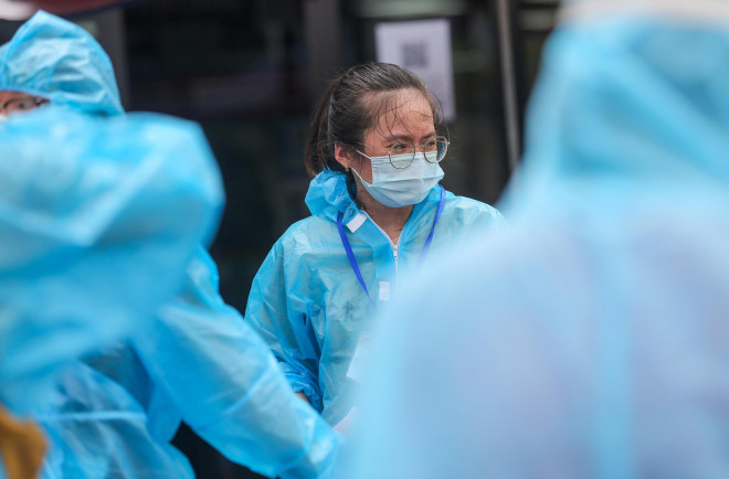 CLIP: Hết giờ tiếp tế ở phường Chương Dương, nhiều người dân ngậm ngùi khuân đồ về - 6