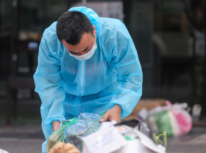 CLIP: Hết giờ tiếp tế ở phường Chương Dương, nhiều người dân ngậm ngùi khuân đồ về - 9