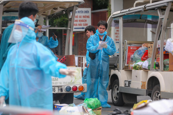 CLIP: Hết giờ tiếp tế ở phường Chương Dương, nhiều người dân ngậm ngùi khuân đồ về - 7