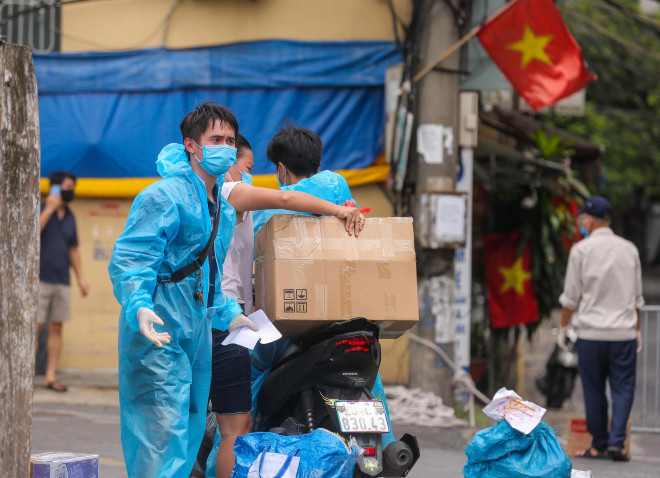 CLIP: Hết giờ tiếp tế ở phường Chương Dương, nhiều người dân ngậm ngùi khuân đồ về - 10